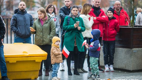 Obchody 107. rocznicy odzyskania przez Polskę niepodległości zdjęcie przedstawia osoby podczas uroczystości 11. listopada 2025