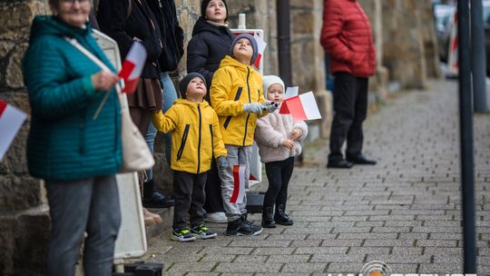Obchody 107. rocznicy odzyskania przez Polskę niepodległości zdjęcie przedstawia osoby podczas uroczystości 11. listopada 2025