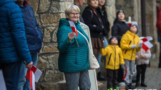 Obchody 107. rocznicy odzyskania przez Polskę niepodległości zdjęcie przedstawia osoby podczas uroczystości 11. listopada 2025