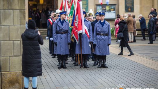 Obchody 107. rocznicy odzyskania przez Polskę niepodległości zdjęcie przedstawia osoby podczas uroczystości 11. listopada 2025