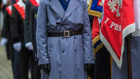 Obchody 107. rocznicy odzyskania przez Polskę niepodległości zdjęcie przedstawia osoby podczas uroczystości 11. listopada 2025