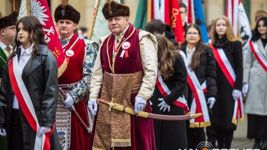 Obchody 107. rocznicy odzyskania przez Polskę niepodległości zdjęcie przedstawia osoby podczas uroczystości 11. listopada 2025