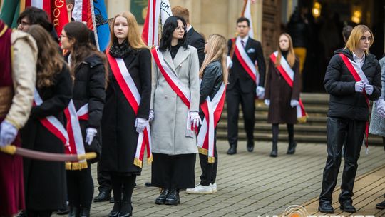 Obchody 107. rocznicy odzyskania przez Polskę niepodległości zdjęcie przedstawia osoby podczas uroczystości 11. listopada 2025