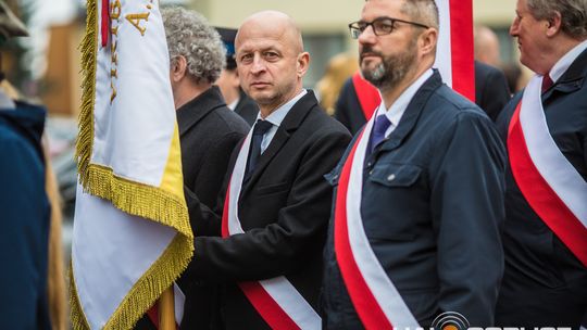 Obchody 107. rocznicy odzyskania przez Polskę niepodległości zdjęcie przedstawia osoby podczas uroczystości 11. listopada 2025