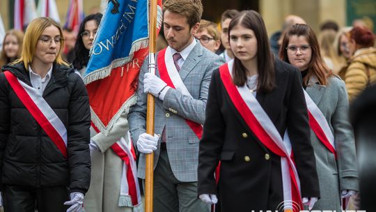 Obchody 107. rocznicy odzyskania przez Polskę niepodległości zdjęcie przedstawia osoby podczas uroczystości 11. listopada 2025