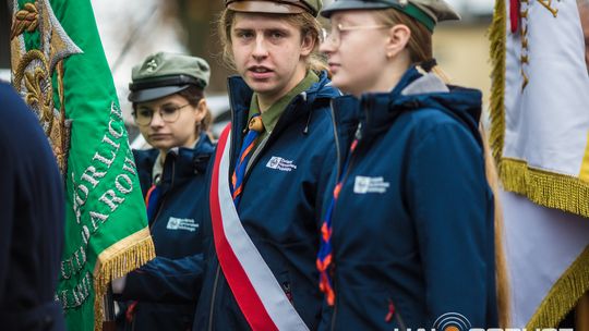 Obchody 107. rocznicy odzyskania przez Polskę niepodległości zdjęcie przedstawia osoby podczas uroczystości 11. listopada 2025