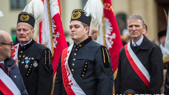 Obchody 107. rocznicy odzyskania przez Polskę niepodległości zdjęcie przedstawia osoby podczas uroczystości 11. listopada 2025