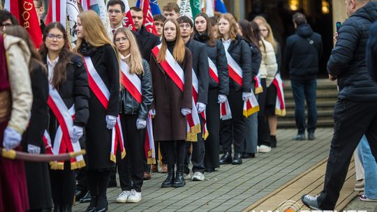 Obchody 107. rocznicy odzyskania przez Polskę niepodległości zdjęcie przedstawia osoby podczas uroczystości 11. listopada 2025