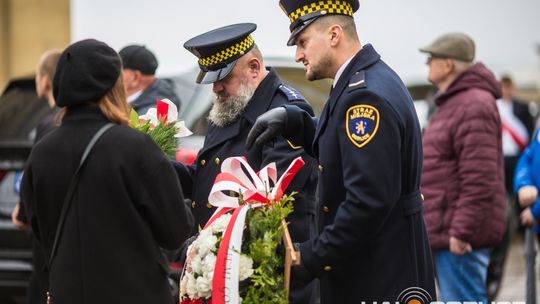 Obchody 107. rocznicy odzyskania przez Polskę niepodległości zdjęcie przedstawia osoby podczas uroczystości 11. listopada 2025