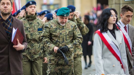 Obchody 107. rocznicy odzyskania przez Polskę niepodległości zdjęcie przedstawia osoby podczas uroczystości 11. listopada 2025