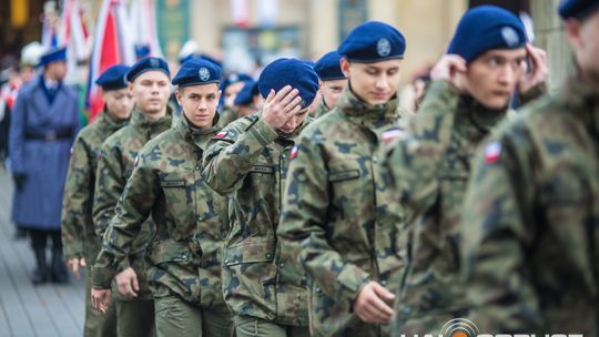 Obchody 107. rocznicy odzyskania przez Polskę niepodległości zdjęcie przedstawia osoby podczas uroczystości 11. listopada 2025