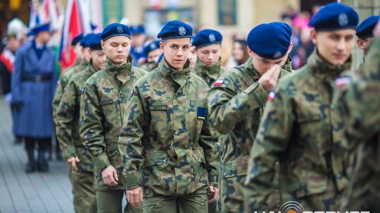 Obchody 107. rocznicy odzyskania przez Polskę niepodległości zdjęcie przedstawia osoby podczas uroczystości 11. listopada 2025