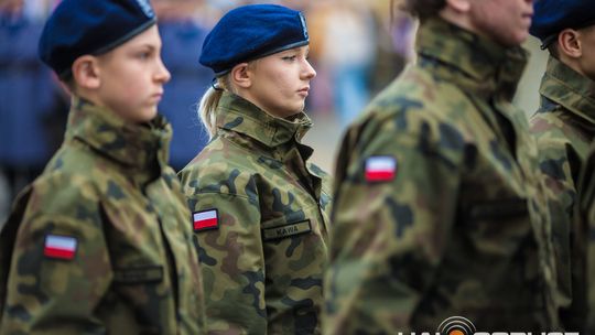 Obchody 107. rocznicy odzyskania przez Polskę niepodległości zdjęcie przedstawia osoby podczas uroczystości 11. listopada 2025