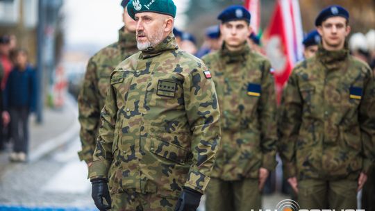 Obchody 107. rocznicy odzyskania przez Polskę niepodległości zdjęcie przedstawia osoby podczas uroczystości 11. listopada 2025