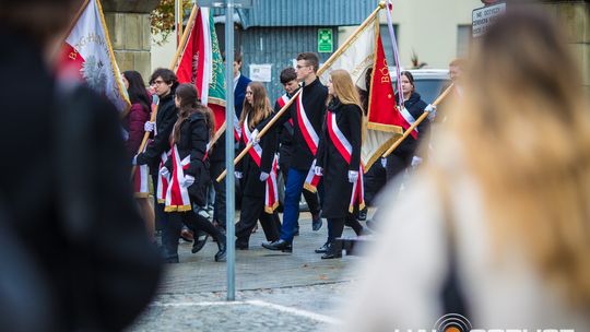Obchody 107. rocznicy odzyskania przez Polskę niepodległości zdjęcie przedstawia osoby podczas uroczystości 11. listopada 2025