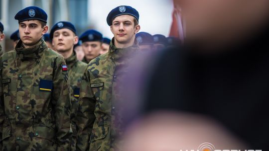 Obchody 107. rocznicy odzyskania przez Polskę niepodległości zdjęcie przedstawia osoby podczas uroczystości 11. listopada 2025