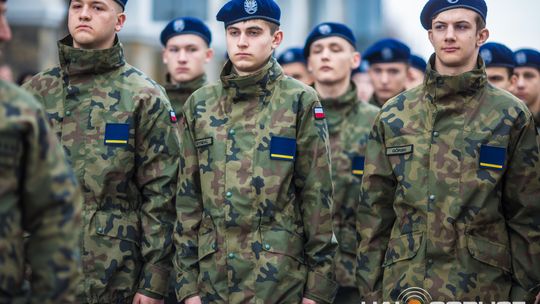 Obchody 107. rocznicy odzyskania przez Polskę niepodległości zdjęcie przedstawia osoby podczas uroczystości 11. listopada 2025