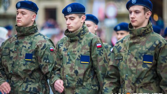 Obchody 107. rocznicy odzyskania przez Polskę niepodległości zdjęcie przedstawia osoby podczas uroczystości 11. listopada 2025