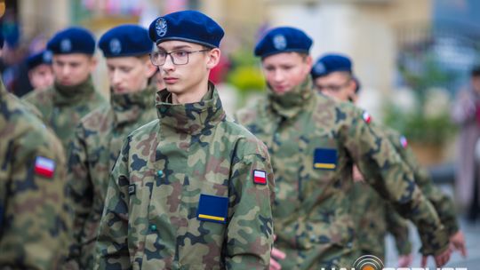 Obchody 107. rocznicy odzyskania przez Polskę niepodległości zdjęcie przedstawia osoby podczas uroczystości 11. listopada 2025