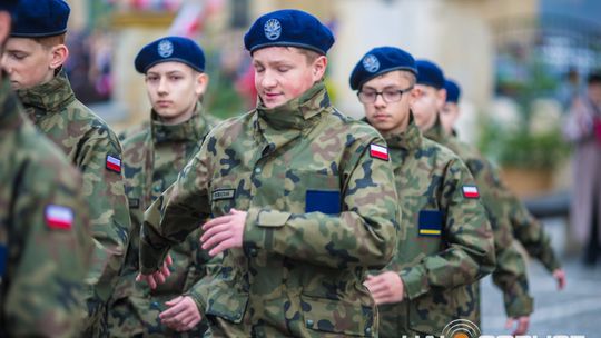 Obchody 107. rocznicy odzyskania przez Polskę niepodległości zdjęcie przedstawia osoby podczas uroczystości 11. listopada 2025