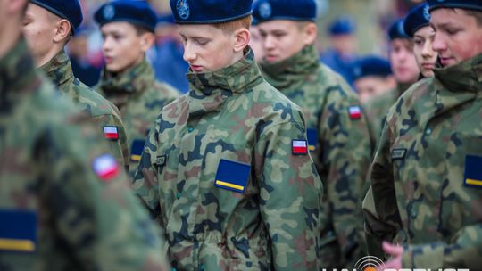 Obchody 107. rocznicy odzyskania przez Polskę niepodległości zdjęcie przedstawia osoby podczas uroczystości 11. listopada 2025