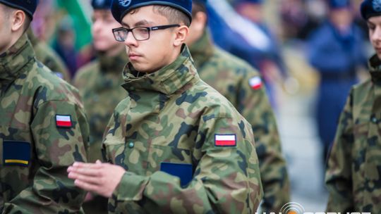 Obchody 107. rocznicy odzyskania przez Polskę niepodległości zdjęcie przedstawia osoby podczas uroczystości 11. listopada 2025