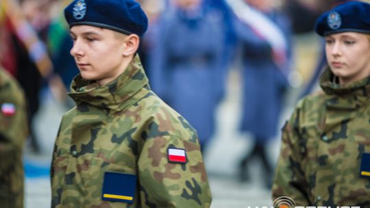 Obchody 107. rocznicy odzyskania przez Polskę niepodległości zdjęcie przedstawia osoby podczas uroczystości 11. listopada 2025