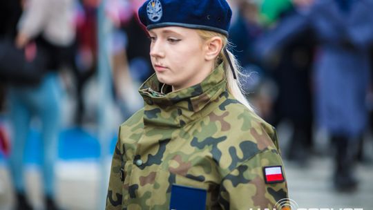 Obchody 107. rocznicy odzyskania przez Polskę niepodległości zdjęcie przedstawia osoby podczas uroczystości 11. listopada 2025