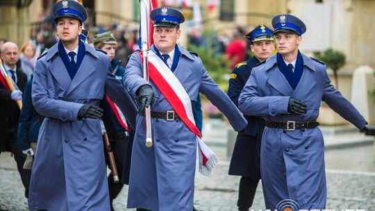 Obchody 107. rocznicy odzyskania przez Polskę niepodległości zdjęcie przedstawia osoby podczas uroczystości 11. listopada 2025