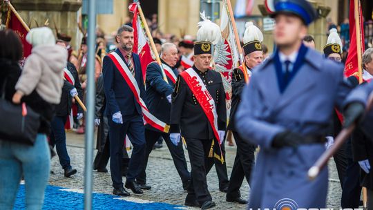 Obchody 107. rocznicy odzyskania przez Polskę niepodległości zdjęcie przedstawia osoby podczas uroczystości 11. listopada 2025