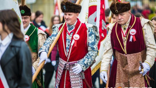 Obchody 107. rocznicy odzyskania przez Polskę niepodległości zdjęcie przedstawia osoby podczas uroczystości 11. listopada 2025