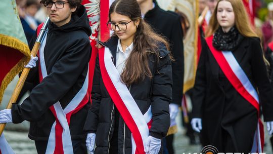 Obchody 107. rocznicy odzyskania przez Polskę niepodległości zdjęcie przedstawia osoby podczas uroczystości 11. listopada 2025