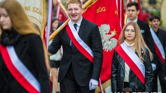 Obchody 107. rocznicy odzyskania przez Polskę niepodległości zdjęcie przedstawia osoby podczas uroczystości 11. listopada 2025