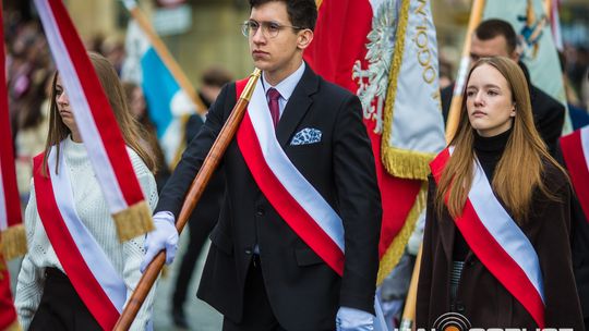 Obchody 107. rocznicy odzyskania przez Polskę niepodległości zdjęcie przedstawia osoby podczas uroczystości 11. listopada 2025