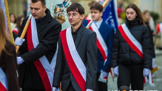 Obchody 107. rocznicy odzyskania przez Polskę niepodległości zdjęcie przedstawia osoby podczas uroczystości 11. listopada 2025