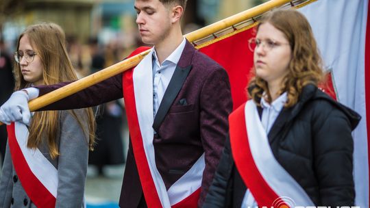 Obchody 107. rocznicy odzyskania przez Polskę niepodległości zdjęcie przedstawia osoby podczas uroczystości 11. listopada 2025