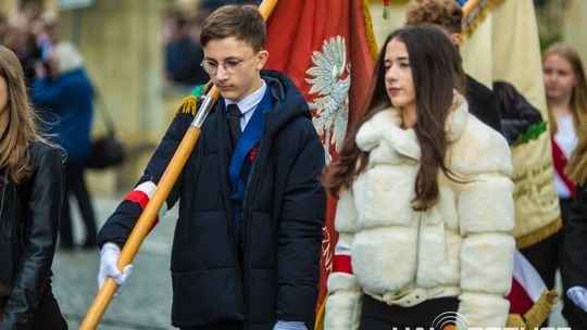 Obchody 107. rocznicy odzyskania przez Polskę niepodległości zdjęcie przedstawia osoby podczas uroczystości 11. listopada 2025