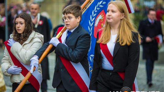 Obchody 107. rocznicy odzyskania przez Polskę niepodległości zdjęcie przedstawia osoby podczas uroczystości 11. listopada 2025