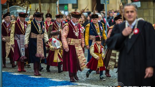 Obchody 107. rocznicy odzyskania przez Polskę niepodległości zdjęcie przedstawia osoby podczas uroczystości 11. listopada 2025