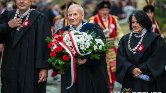 Obchody 107. rocznicy odzyskania przez Polskę niepodległości zdjęcie przedstawia osoby podczas uroczystości 11. listopada 2025