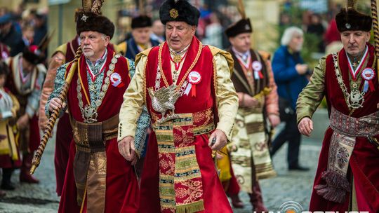 Obchody 107. rocznicy odzyskania przez Polskę niepodległości zdjęcie przedstawia osoby podczas uroczystości 11. listopada 2025