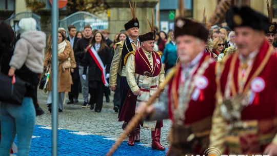 Obchody 107. rocznicy odzyskania przez Polskę niepodległości zdjęcie przedstawia osoby podczas uroczystości 11. listopada 2025