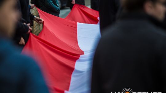 Obchody 107. rocznicy odzyskania przez Polskę niepodległości zdjęcie przedstawia osoby podczas uroczystości 11. listopada 2025