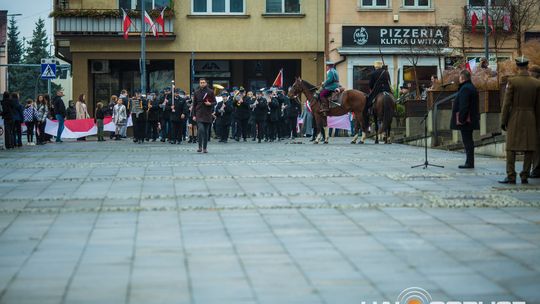 Obchody 107. rocznicy odzyskania przez Polskę niepodległości zdjęcie przedstawia osoby podczas uroczystości 11. listopada 2025