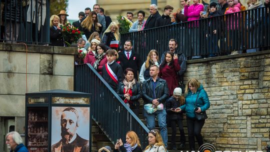 Obchody 107. rocznicy odzyskania przez Polskę niepodległości zdjęcie przedstawia osoby podczas uroczystości 11. listopada 2025