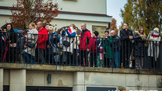 Obchody 107. rocznicy odzyskania przez Polskę niepodległości zdjęcie przedstawia osoby podczas uroczystości 11. listopada 2025
