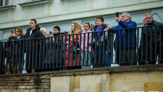 Obchody 107. rocznicy odzyskania przez Polskę niepodległości zdjęcie przedstawia osoby podczas uroczystości 11. listopada 2025