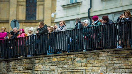 Obchody 107. rocznicy odzyskania przez Polskę niepodległości zdjęcie przedstawia osoby podczas uroczystości 11. listopada 2025
