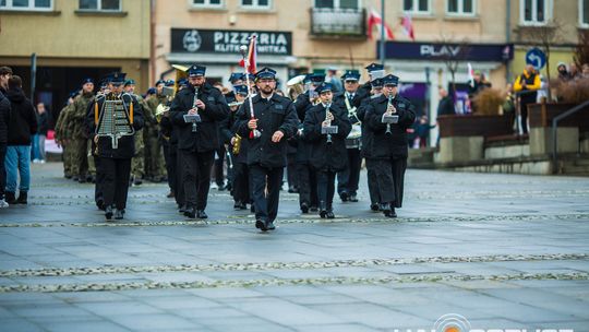 Obchody 107. rocznicy odzyskania przez Polskę niepodległości zdjęcie przedstawia osoby podczas uroczystości 11. listopada 2025