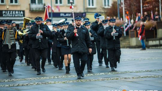 Obchody 107. rocznicy odzyskania przez Polskę niepodległości zdjęcie przedstawia osoby podczas uroczystości 11. listopada 2025